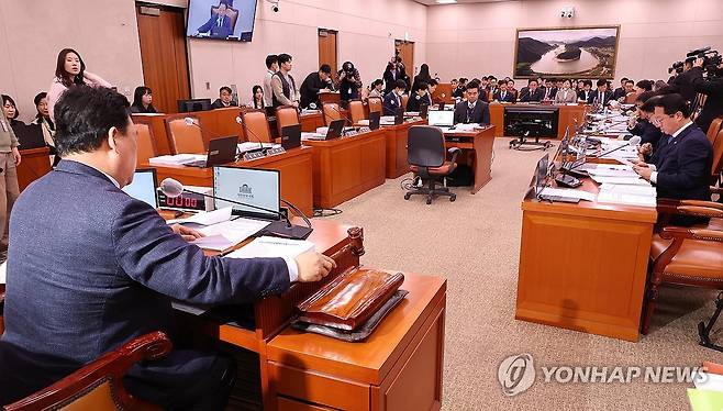 의사봉 두드리는 어기구 위원장 (서울=연합뉴스) 김주형 기자 = 더불어민주당 소속 어기구 위원장이 6일 서울 여의도 국회에서 열린 농림축산식품해양수산위원회 전체회의에서 의사봉을 두드리고 있다. 2025.3.6 kjhpress@yna.co.kr