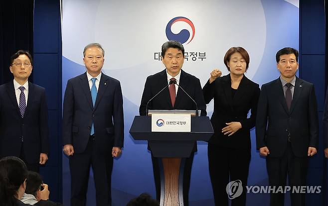 의대 모집인원 브리핑하는 이주호 부총리 (서울=연합뉴스) 최재구 기자 = 이주호 부총리 겸 교육부 장관이 17일 서울 종로구 정부서울청사에서 2026학년도 의대 모집인원 조정 방향 관련 브리핑을 하고 있다. 2025.4.17 jjaeck9@yna.co.kr