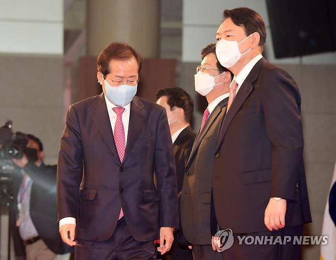 단상에 오르는 2021년 국민의힘 대선 경선 후보들 국민의힘 윤석열(오른쪽부터), 유승민, 원희룡, 홍준표 당시 대선 경선 후보들이 지난 2021년 11월 5일 서울 용산구 백범김구기념관에서 열린 국민의힘 제2차 전당대회에서 단상에 오르고 있는 모습. [연합뉴스 자료사진]