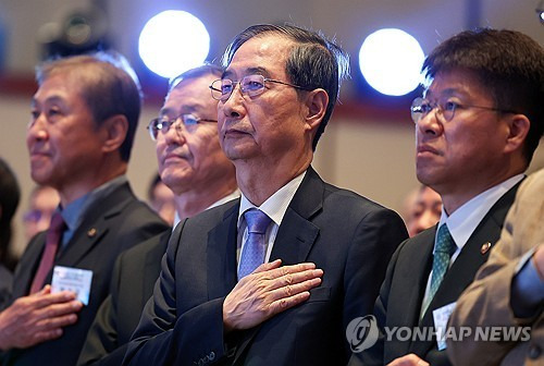 한덕수 권한대행, 해외건설 1조 달러 수주 및 60주년 기념식 참석     (서울=연합뉴스) 홍해인 기자 = 한덕수 대통령 권한대행 국무총리가 29일 오후 서울 강남구 건설회관에서 열린 '해외건설 1조 달러 수주 및 60주년 기념식'에 참석해 국기에 경례하고 있다. 2025.4.29 [대통령실통신사진기자단]
    hihong@yna.co.kr