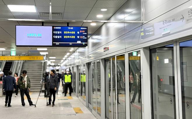 ▲ 30일 오전 인천 서구 인천도시철도 1호선 아라역에 검단호수공원행 열차가 들어서고 있다.