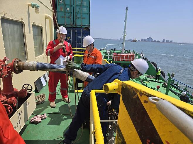 ▲ SK인천석유화학이 지난 26일 인천 신항에서 바이오중유 혼합 선박유를 고객사에 공급하고 있다. /사진제공=SK인천석유화학&nbsp;