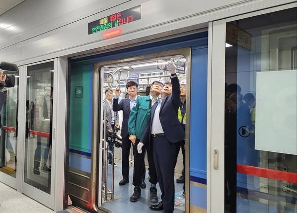 30일 유정복 인천시장이 인천1호선의 새 종점 검단호수공원역에서 진행 상황을 점검하고 있다. [사진 = 김예빈 기자]