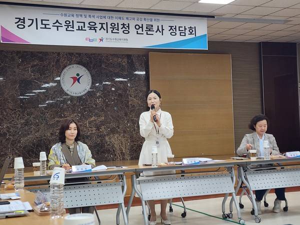 30일 수원교육지원청 3층 대회의실에서 열린 출입기자 간담회에서 김선경 교육장이 발언하고 있다.