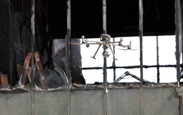 올해 2월 16일 부산 기장군 ‘반얀트리 해운대 부산’ 공사장 화재 현장에서 소방청, 국과수, 과학수사대, 고용노동부 등이 합동 감식을 진행했다. 사진은 드론으로 현장 조사를 하는 모습. 정종회 기자 jjh@