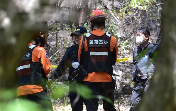 대구에서 발생한 대형 산불 합동 감식이 30일 오전 대구시 북구 노곡동 최초발화지 현장에서 산림청, 경찰, 소방 등 유관기관 관계자들이 현장감식을 하고 있다. 정훈진 기자 jhj131@kyongbuk.com