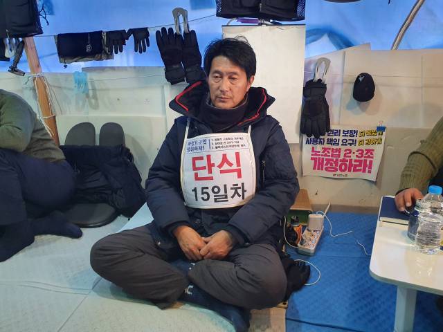 지난 2024년 12월 4일 국회 앞 천막농성장에서 김형수 금속노조 거제통영고성조선하청지회장이 단식 농성을 하고 있다./경남신문DB/