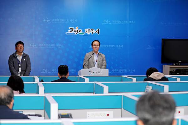 양식장 배출수 수질오염 방지시설 지도점검 관련 내용을 브리핑 중인 김은수 환경지도과장. 사진=제주시.