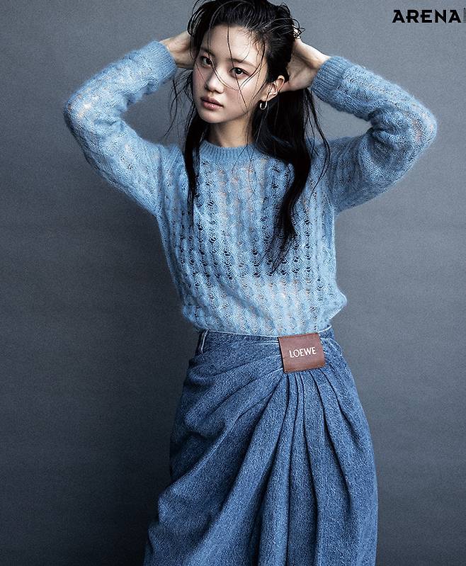 니트·데님 팬츠 모두 로에베, 이어링 스타일리스트 소장품.