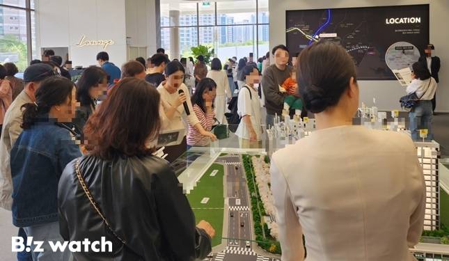 울산 '태화강 에피트' 견본주택 내부에 관람객들이 단지 모형을 둘러보고 있다./사진=HL디앤아이한라 제공