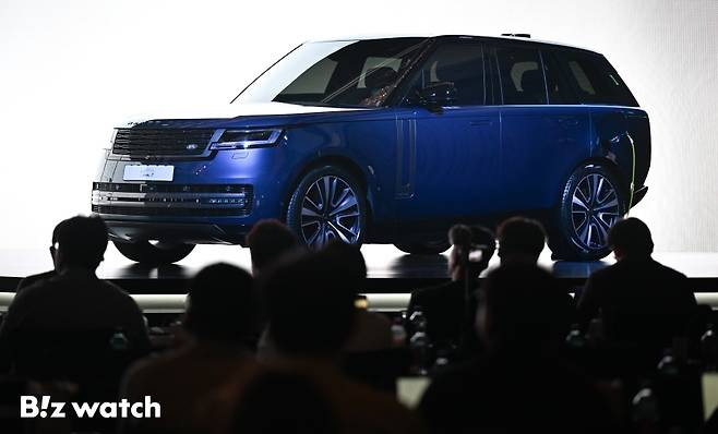 로빈 콜건 JLR 코리아 대표가 30일 서울 광화문 포시즌스 호텔 서울에서 고객 신뢰 강화 및 소유 경험 혁신을 위한 미래 전략 '원(One) 전략'을 공식 발표하고 있다./사진=이명근 기자 qwe123@