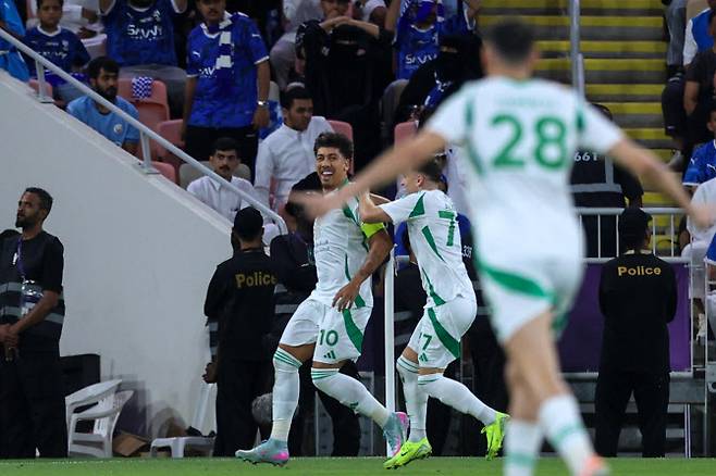 선제골을 넣은 피르미누(알아흘리)가 기뻐하고 있다. 사진=AFPBB NEWS