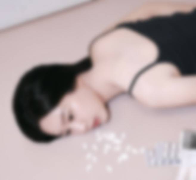 한 화장품 브랜드의 약물 중독·죽음 연상 광고사진.(사진=X(엑스) 갈무리)