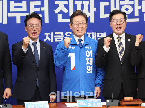 [이데일리 노진환 기자] 이재명(가운데) 더불어민주당 대선 후보가 28일 오전 서울 여의도 국회에서 열린 최고위원회의에서 화이팅을 외치며 기념 촬영하고 있다. 왼쪽부터 김민석 최고위원, 이 후보, 박찬대 대표 직무대행 겸 원내대표.