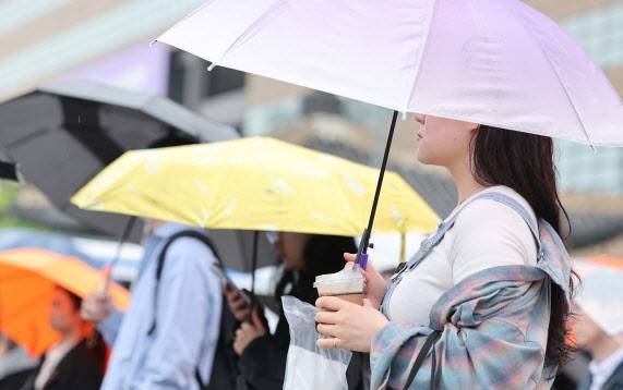 봄비가 내린 지난 22일 서울 광화문네거리에서 우산을 쓴 시민들이 출근하고 있다.(사진=뉴스1)