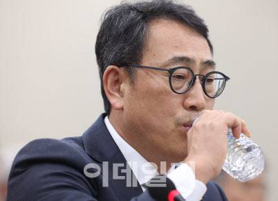 유영상 SK텔레콤 대표이사가 30일 오전 서울 여의도 국회 과학기술정보방송통신위원회의에서 열린 방송통신 분야 청문회에 출석해 물을 마시고 있다.[이데일리 노진환 기자]