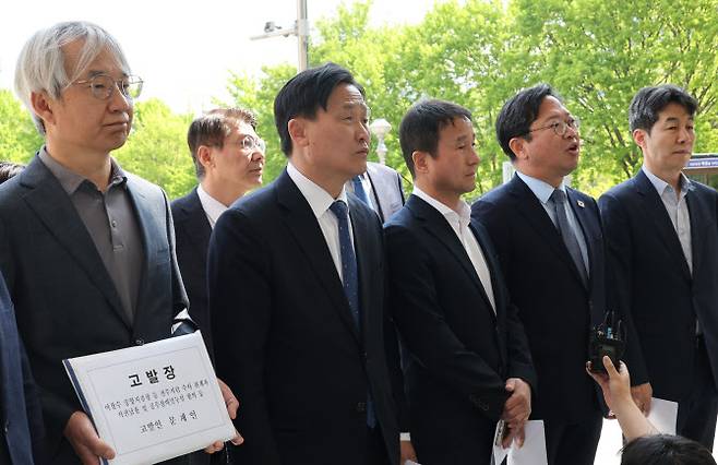 김영진 전정권정치탄압대책위원회 위원장 및 위원, 문재인 전 대통령 변호인단이 30일 경기도 과천시 정부과천청사에서 공수처에 문재인 전 대통령 관련 이창수 서울중앙지검장 등 검사들에 대한 고발장 제출에 앞서 기자회견을 하고 있다. (사진=연합뉴스)