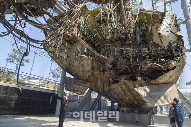 평택 천안함기념관에 전시된 반파된 천안함 실물.(사진=경기관광공사)