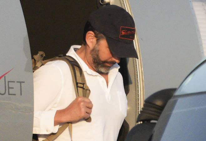 도널드 트럼프 미국 대통령의 장남 트럼프 주니어가 지난 29일 서울 강서구 김포공항에서 비행기에서 내리고 있다.  (사진=뉴시스)