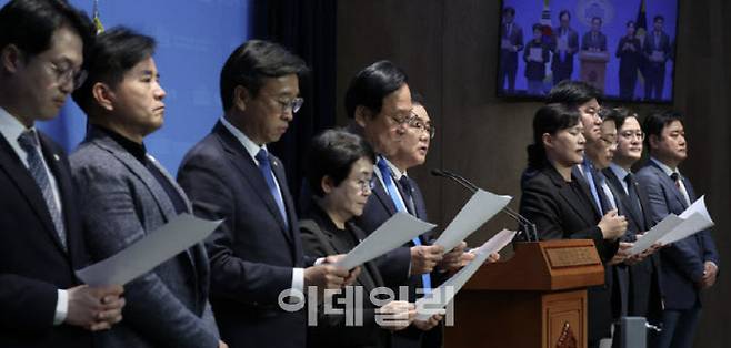 허성무 등 더불어민주당 초선의원 모임 ‘더민초’ 소속 의원들이 4월 9일 서울 여의도 국회 소통관에서 한덕수 권한대행 등 탄핵촉구 관련 기자회견을 하고 있다.(사진=뉴시스)