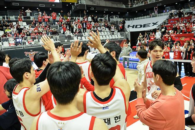 29일 수원 KT를 꺾고 챔피언결정전을 확정한 뒤 기뻐하는 SK 선수들