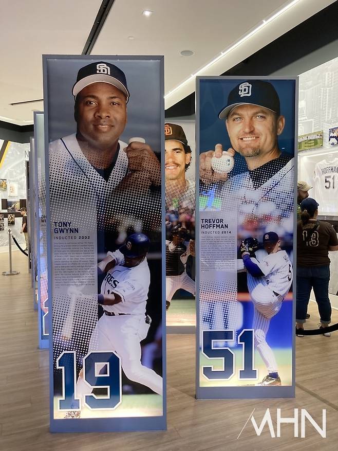 (샌디에이고 홈구장 '펫코 파크' 내에 전시되어 있는 토니 그윈(왼쪽)의 대형 사진)