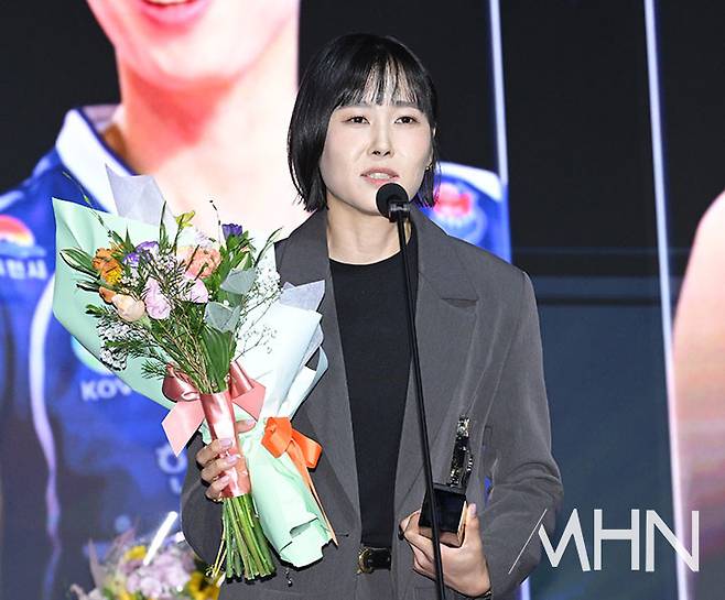 24-25 시상식에서 베스트 7을 수상한 임명옥