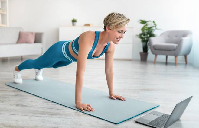 미국 여성들 사이에서 팔굽혀펴기 11회 도전 열풍이 불고 있다. 팔굽혀펴기는 상체 근육을 형성하고, 뼈 건강을 증진하는 등 여러 가지 건강 효능이 있는 저항성 운동이다. [사진=게티이미지뱅크]