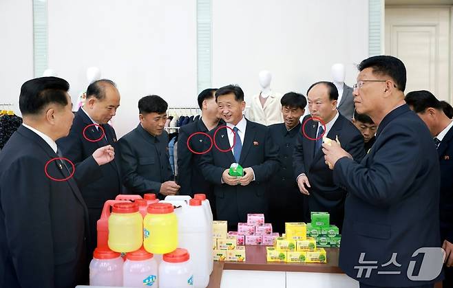 (평양 노동신문=뉴스1) =제품품평회에 참석한 북한 간부들.  당 배지를 착용하고 있다. [국내에서만 사용가능. 재배포 금지. DB 금지. For Use Only in the Republic of Korea. Redistribution Prohibited] rodongphoto@news1.kr