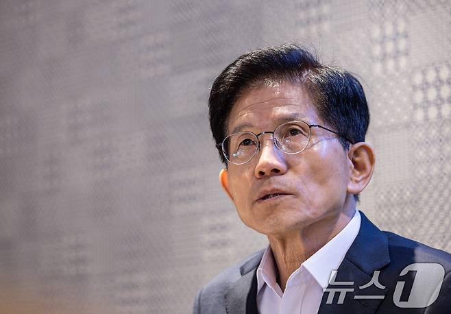 김문수 국민의힘 대선 경선 후보가 29일 오전 서울 여의도 국회 인근 카페에서 뉴스1과 인터뷰를 하고 있다. ⓒ News1 이재명 기자