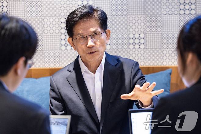 김문수 국민의힘 대선 경선 후보가 29일 오전 서울 여의도 국회 인근 카페에서 뉴스1과 인터뷰를 하고 있다. ⓒ News1 이재명 기자