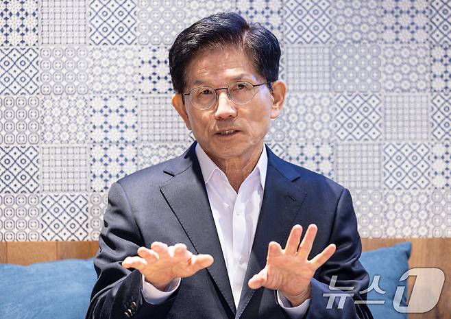 김문수 국민의힘 대선 경선 후보가 29일 오전 서울 여의도 국회 인근 카페에서 뉴스1과 인터뷰를 하고 있다. ⓒ News1 이재명 기자