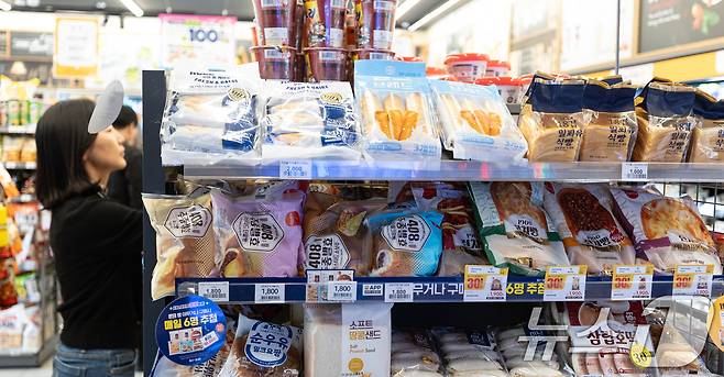 5일 서울 시내의 한 편의점에 간편식 등이 진열돼 있다(기사 내용과 관련 없음). 2025.3.5/뉴스1 ⓒ News1 이승배 기자