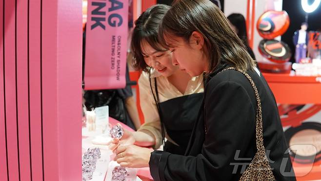 스타일 커머스 플랫폼 지그재그가 첫 뷰티 팝업 스토어 '직잭뷰티 팝업 스토어'를 4월 11일부터 13일 21시까지 서울 성수동에서 진행했다. 지그재그 뷰티 팝업스토어 방문 고객이 전시된 상품을 구경하고 있다.지그재그 제공. 재판매 및 DB 금지) 2025.4.12/뉴스1