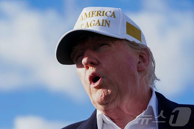 도널드 트럼프 미국 대통령이 27일(현지시간) 워싱턴으로 가기 위해 뉴저지주 모리스타운 공항에서 취재진을 만나 “볼로디미르 젤렌스키 우크라이나 대통령과 회동은 멋지고 아름다운 회의였다”고 말하고 있다. 2025.04.28 ⓒ 로이터=뉴스1 ⓒ News1 우동명 기자