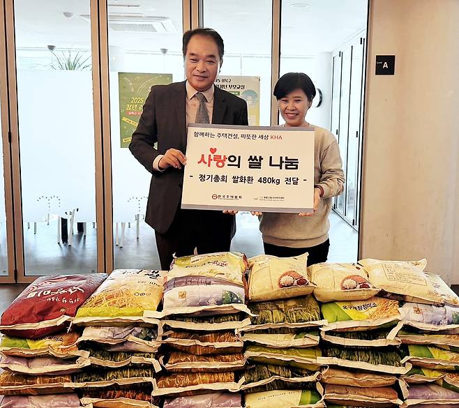 (왼쪽부터) 한국주택협회 이영규 전무, 푸른고래 리커버리센터 김옥란 센터장.(한국주택협회 제공)