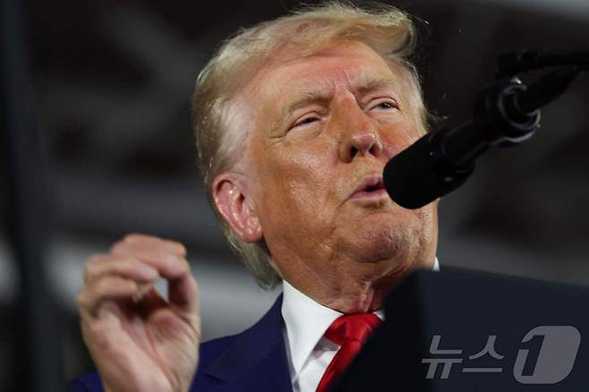 도널드 트럼프 미국 대통령이 29일(현지시간) 미시간주 워런의 머콤 카운티에서 열린 취임 100일 기념 행사서 가진 연설서 "우리나라 역사상 그 어느 행정부보다 가장 성공적인 첫 100일＂이라고 말하고 있다. 2025.04.30 ⓒ AFP=뉴스1 ⓒ News1 우동명 기자