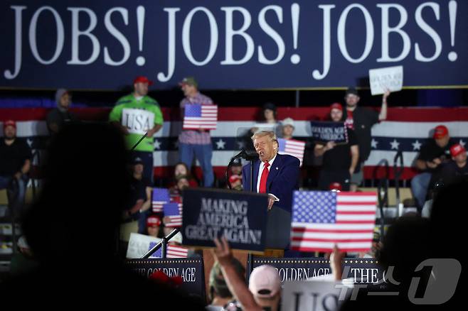 도널드 트럼프 미국 대통령이 29일(현지시간) 미시건주 머콤 카운티에서 열린 취임 100일 기념 행사에서 연설을 하고 있다. ⓒ 로이터=뉴스1