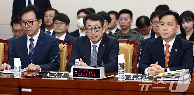 유영상 SKT 대표이사가 30일 오전 서울 여의도 국회 과학기술정보방송통신위원회에서 열린 YTN 등 방송·통신 분야 청문회에서 의원 질의를 듣고 있다. 왼쪽부터 이상중 한국인터넷진흥원장, 유 대표이사, 강도형 과학기술정보통신부 2차관. 2025.4.30/뉴스1 ⓒ News1 김민지 기자