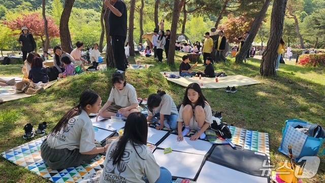 고창문화원이 29일 선운산 도립공원 생태숲 광장에서 ‘고창의 문화, 미래로’를 주제로 제48회 동백연 청소년문화예술경연대회를 개최했다. 대회에 참가한 어린이들이 숲속에서 그림을 그리고 있다.(고창군 제공, 재판매 및 DB금지)