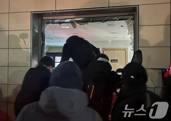 19일 새벽 윤석열 대통령에 대한 구속영장이 발부되자 서울 서부지법에 지지자들이 진입해 난동을 부리고 있다. 2025.1.19/뉴스1 ⓒ News1 김민수 기자