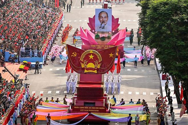 30일(현지시간) 베트남 종전 50주년을 맞아 열병식이 진행됐다. 25.04.30 ⓒ AFP=뉴스1 ⓒ News1 김예슬 기자
