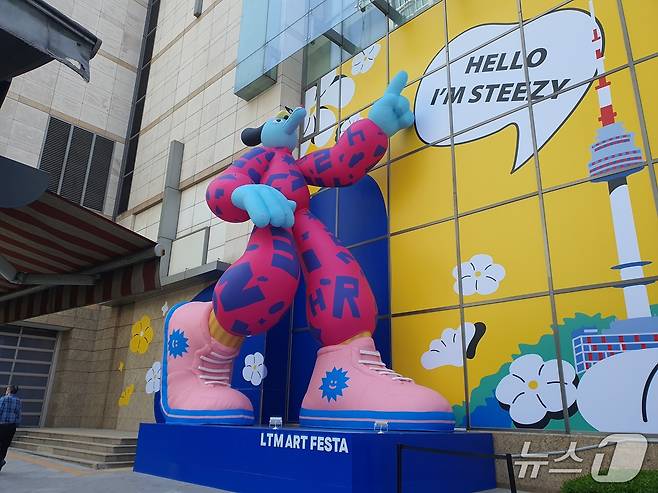 30일 서울 소공동 롯데백화점 본점 외벽에 대형 풍선으로 만들어진 '스티지(steezy)' 조형물이 설치돼 있다.