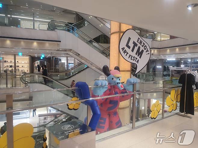30일 서울 소공동 롯데백화점 본점 내부 에스컬레이터 주변에 소형 '스티지(steezy)' 조형물이 설치돼 있다.