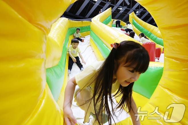 어린이날을 닷새 앞둔 30일 경기 수원시 장안구 수원실내체육관에서 열린 수원시 어린이날 행사 '어린이 한마당'에서 아이들이 즐거운 시간을 보내고 있다. 2025.4.30/뉴스1 ⓒ News1 김영운 기자