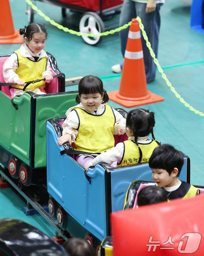 어린이날을 닷새 앞둔 30일 경기 수원시 장안구 수원실내체육관에서 열린 수원시 어린이날 행사 '어린이 한마당'에서 아이들이 즐거운 시간을 보내고 있다. 2025.4.30/뉴스1 ⓒ News1 김영운 기자