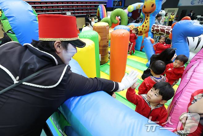 어린이날을 닷새 앞둔 30일 경기 수원시 장안구 수원실내체육관에서 열린 수원시 어린이날 행사 '어린이 한마당'에서 아이들이 즐거운 시간을 보내고 있다. 2025.4.30/뉴스1 ⓒ News1 김영운 기자