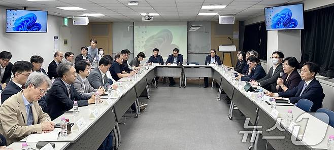 30일 서울 종로구 서울대학교 치과병원 본관에서 교육부 관계자들과 의과대학 학장단이 간담회를 갖고 있다. 이날 대규모 유급이 임박하자 교육부와 의대 학장단은 긴급 간담회를 열고 대응 방안을 논의했다. /뉴스1 ⓒ News1 박지혜 기자