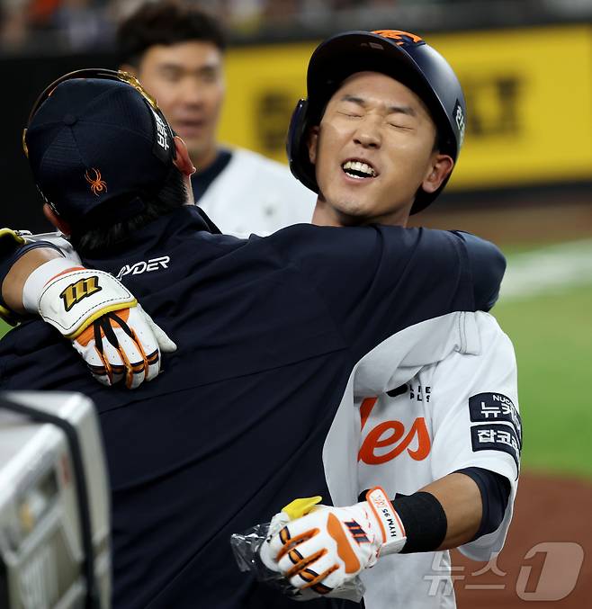 30일 대전 한화생명볼파크에서 열린 '2025 신한 SOL 뱅크 KBO리그' 프로야구 한화 이글스와 LG 트윈스 경기에서 한화 황영묵이 7회말 1사 2루에서 역전 2점 홈런을 치며 더그아웃의 환영을 받고 있다. 2025.4.30/뉴스1 ⓒ News1 김기남 기자