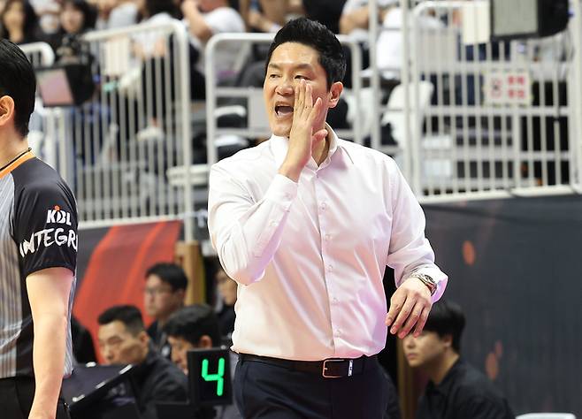 29일 경기도 수원KT소닉붐아레나에서 열린 프로농구 4강 플레이오프 4차전 수원 KT 소닉붐과 서울 SK 나이츠의 경기. SK 전희철 감독이 작전을 지시하고 있다. 사진 | 연합뉴스